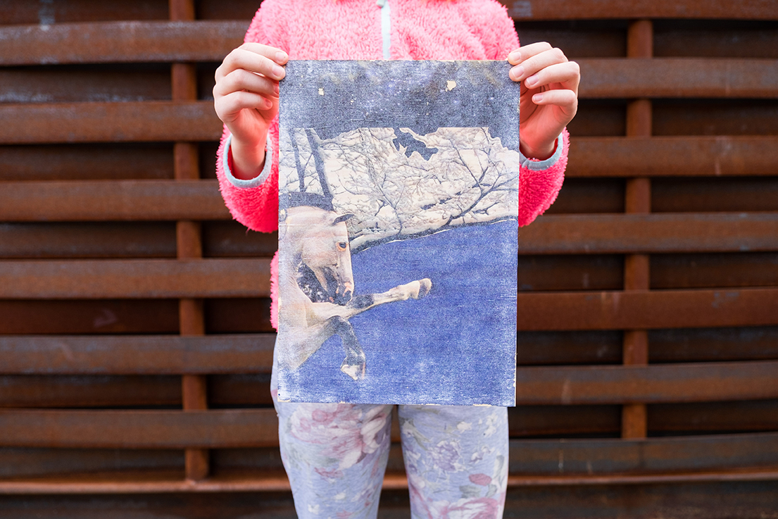 Theodora (9), Fototransfer auf Holz